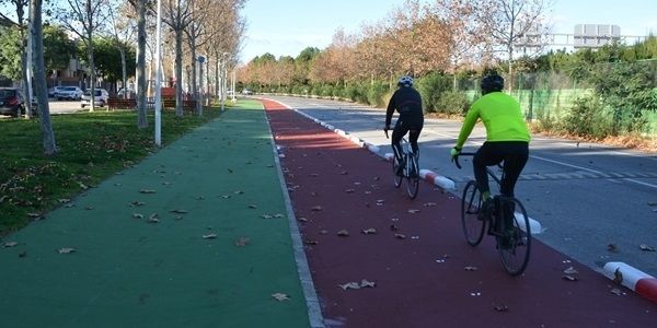 Les obres de l'anell metropolità milloren el carril bici-vianants de la Travessera de la Diputació
