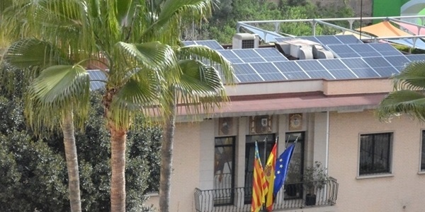 Plaques solars als sostres de l'Ajuntament i el magatzem municipal
